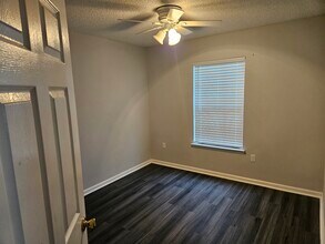 8121 Fieldside Dr W in Jacksonville, FL - Foto de edificio - Building Photo