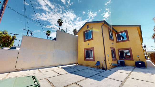1859 W Slauson Ave, Unit 2 in Los Angeles, CA - Building Photo - Building Photo