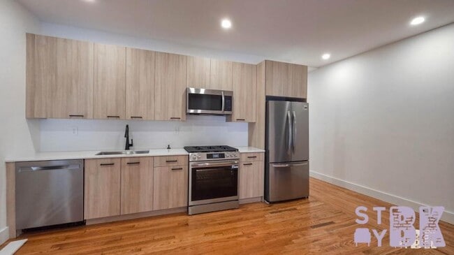 275 Nassau Ave in Brooklyn, NY - Building Photo - Building Photo