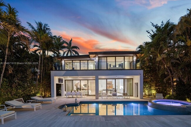 property at 401 E Rivo Alto Dr