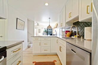 2352 Caringa Way in Carlsbad, CA - Building Photo - Building Photo