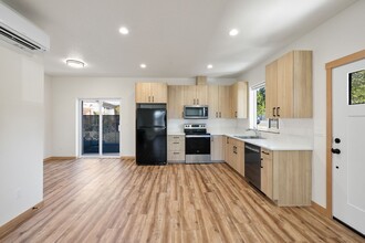 1603 SE Maple St-Unit -1603-A in Milwaukie, OR - Building Photo - Building Photo