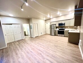 2330 Yakima Ct, Unit C104 in Tacoma, WA - Foto de edificio - Building Photo