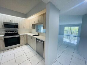 571 SW 141st Ave in Pembroke Pines, FL - Building Photo - Building Photo