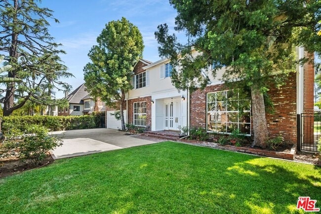 property at 517 Elm Dr