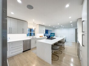 6609 N Kenton Ave, Unit 4 in Lincolnwood, IL - Building Photo - Building Photo