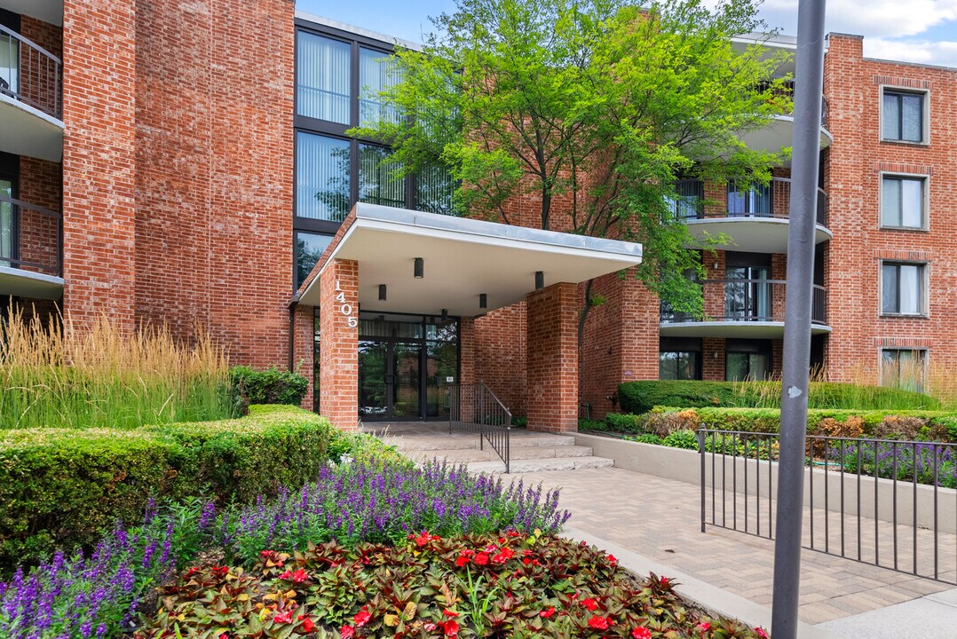 1405 E Central Rd in Arlington Heights, IL - Building Photo