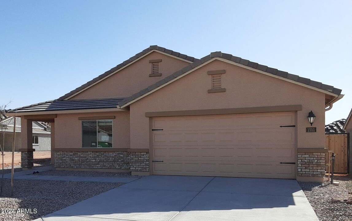 1551 E Inouye Dr in Casa Grande, AZ - Foto de edificio