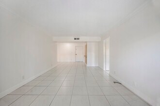 470 NW 20th St, Unit #204 in Boca Raton, FL - Foto de edificio - Building Photo