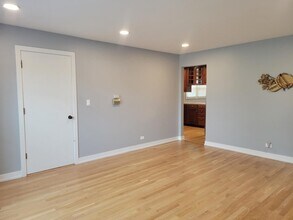 1001 E Callero Cir in Mount Prospect, IL - Building Photo - Building Photo