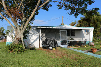 Casa Loma Mobile Home Park in West Palm Beach, FL - Building Photo - Building Photo