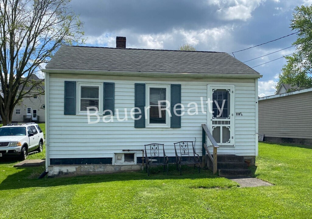 219-221-221 Vine St in Ashland, OH - Building Photo
