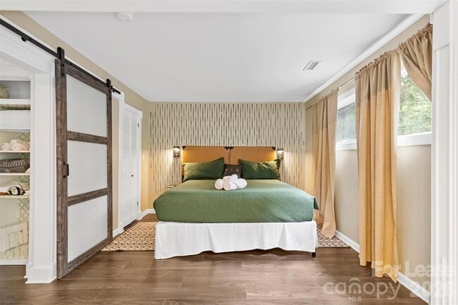 25033 Molokai Dr in Tega Cay, SC - Foto de edificio - Building Photo