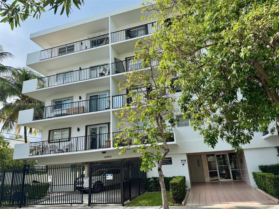 1900 Meridian Ave in Miami Beach, FL - Building Photo