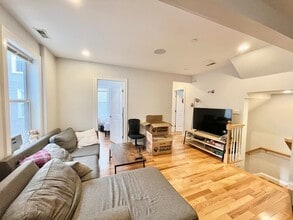 721 Parker St in Boston, MA - Foto de edificio - Building Photo