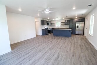 1100 Monte Vista Dr in Lockhart, TX - Building Photo - Building Photo