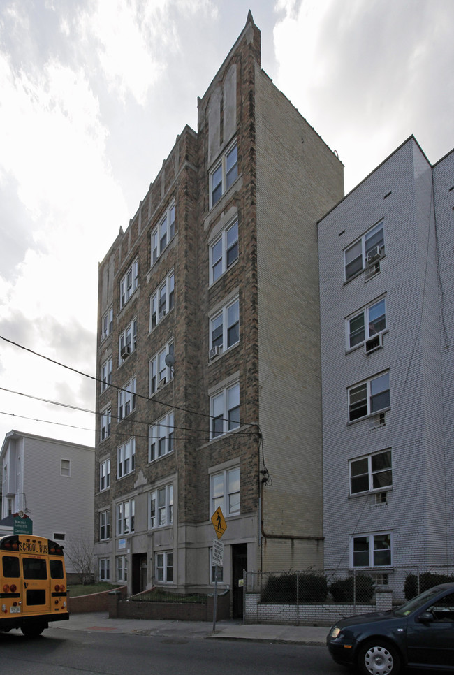 55 Tonnele Ave in Jersey City, NJ - Foto de edificio - Building Photo