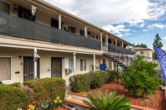 916 S. Cambridge St. in Anaheim, CA - Foto de edificio - Building Photo