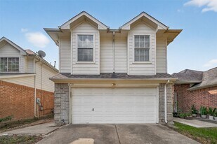 6710 Bellaire Gardens Dr in Houston, TX - Building Photo
