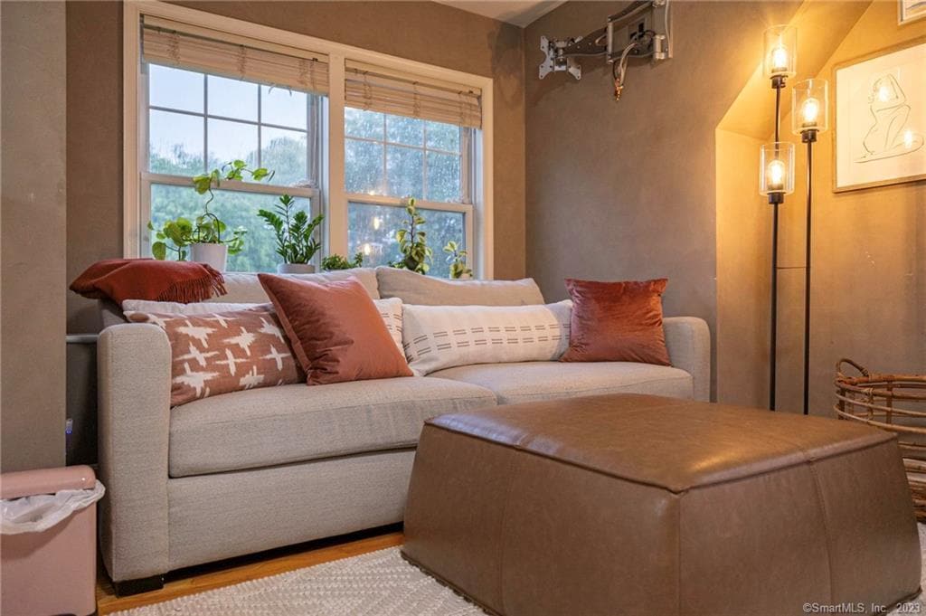 160 Glenbrook Rd in Stamford, CT - Building Photo