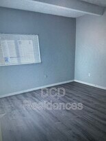 8310 Oak Forest Ct in Tampa, FL - Building Photo