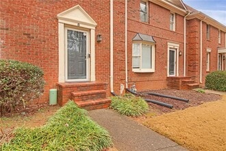 8 Huntington Pl Dr in Atlanta, GA - Building Photo - Building Photo