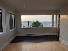 2424 Hobart Ave SW, Unit B in Seattle, WA - Building Photo - Building Photo