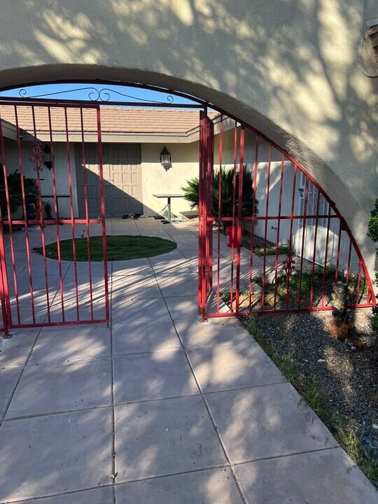 18530 Eucalyptus St in Hesperia, CA - Building Photo