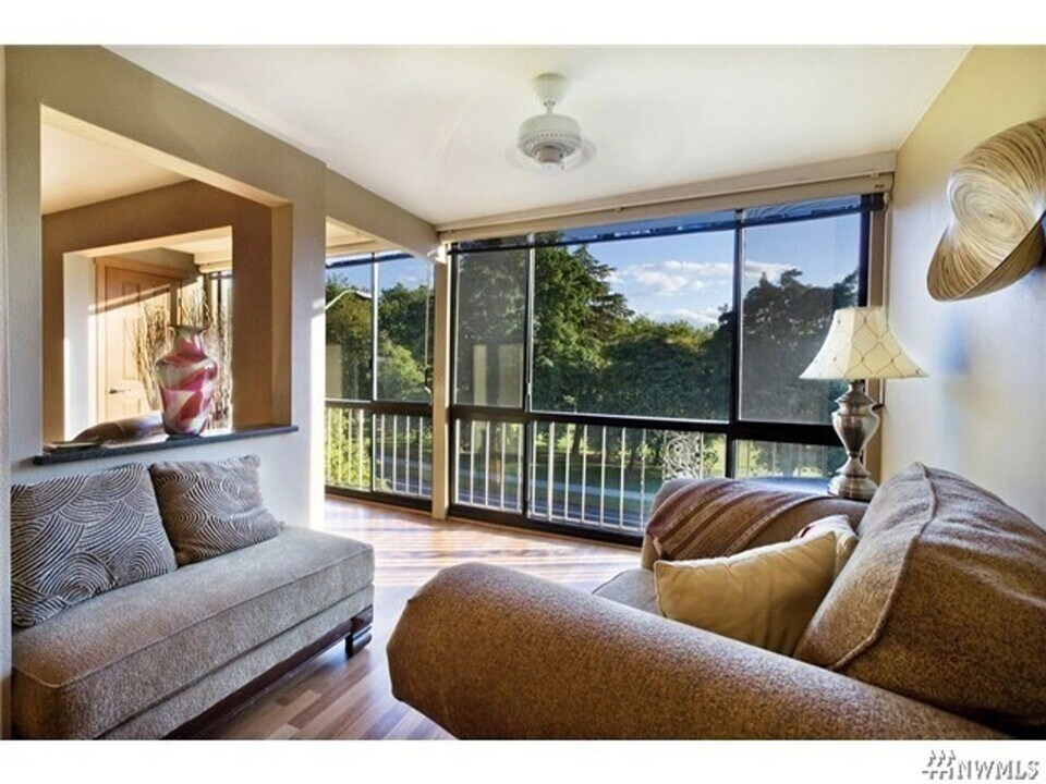 7320 East Green Lake Dr N in Seattle, WA - Building Photo