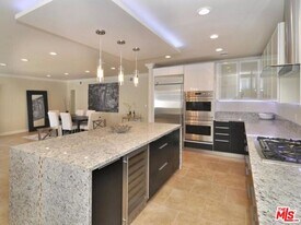 5354 Lindley Ave in Los Angeles, CA - Building Photo