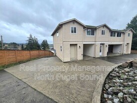 8326 Henning Dr in Stanwood, WA - Building Photo