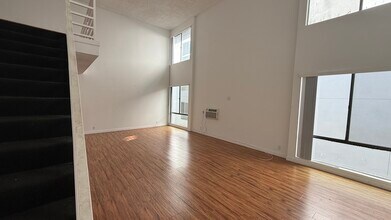 7044 Hawthorn Ave, Unit 303 in Los Angeles, CA - Building Photo - Building Photo