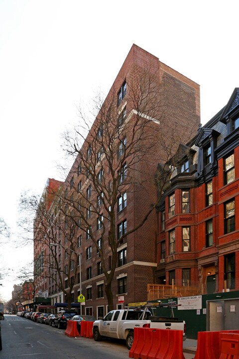 120 W 70th St in New York, NY - Building Photo