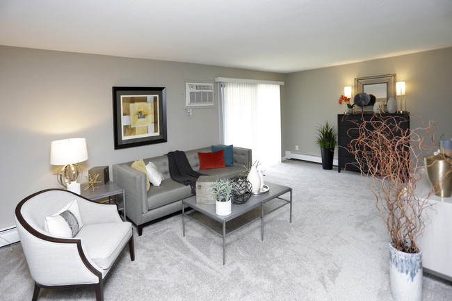 Granite Trails Apartments in Maplewood, MN - Building Photo - Interior Photo