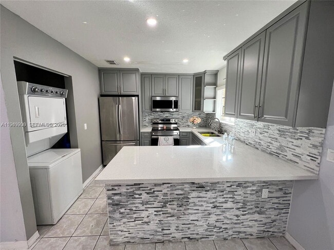 10644 NW 87th Ave in Hialeah Gardens, FL - Building Photo - Building Photo