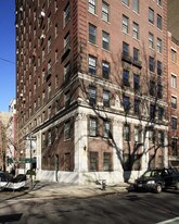 32 Washington Sq W in New York, NY - Building Photo