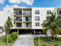 555 NE 123rd St in North Miami, FL - Foto de edificio - Building Photo