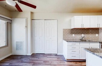 14163 Castle Blvd in Silver Spring, MD - Foto de edificio - Building Photo