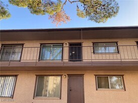 575 S Royal Crest Cir in Las Vegas, NV - Building Photo