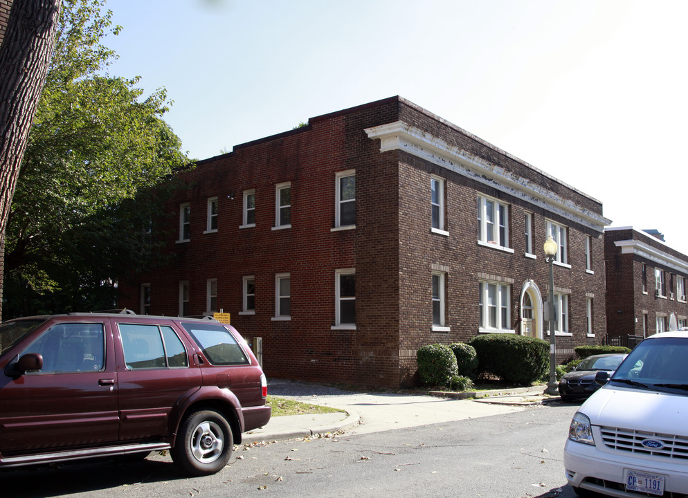 1447 Oak St NW in Washington, DC - Building Photo