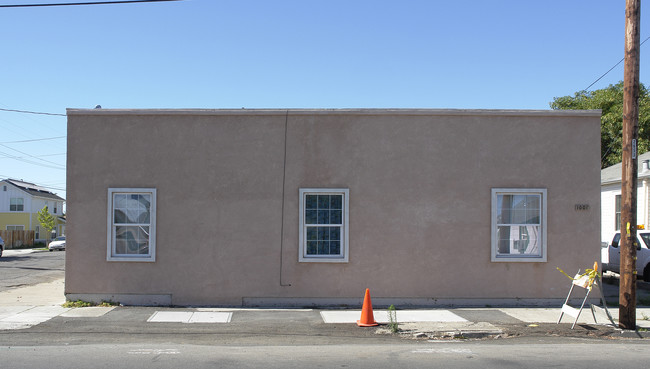 1001 W 4th St in Antioch, CA - Foto de edificio - Building Photo