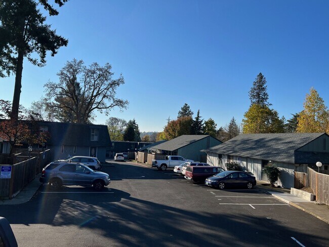 11575 SW Greenburg Rd in Portland, OR - Foto de edificio - Building Photo