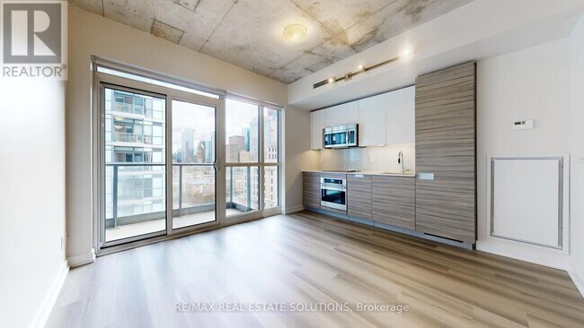 210 Simcoe St in Toronto, ON - Building Photo - Building Photo