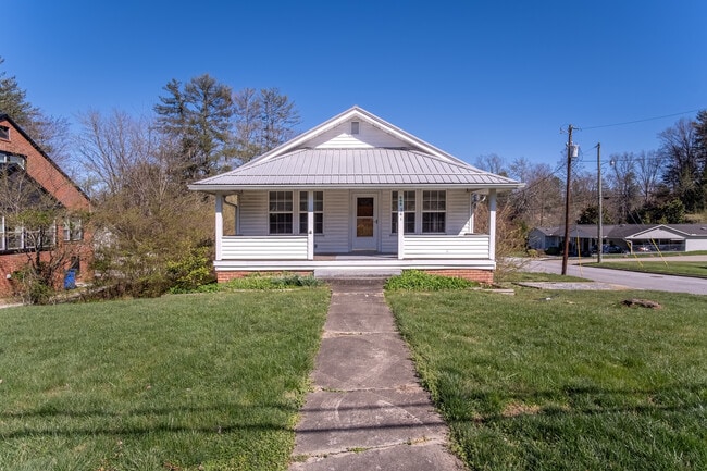 445 S Broad St in Brevard, NC - Building Photo - Building Photo