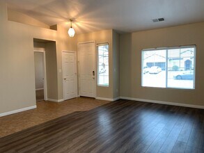 11411 Equinox Ave in Bakersfield, CA - Foto de edificio - Building Photo