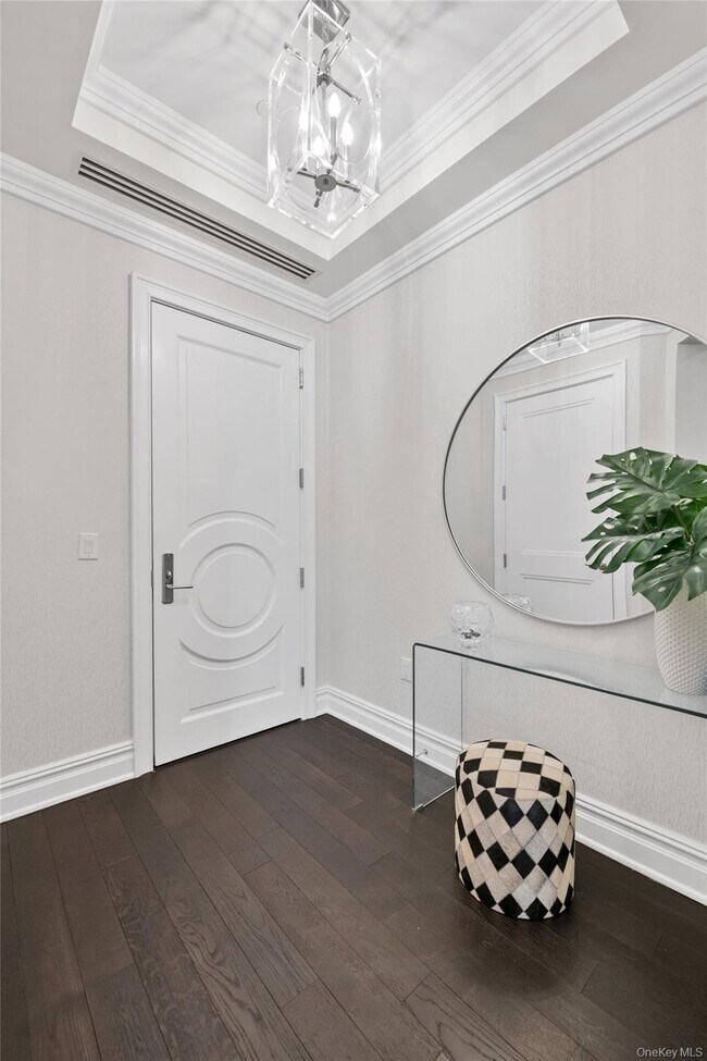 5000 Royal Ct in North Hills, NY - Building Photo - Building Photo