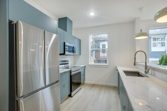 2071 NE Davis St in Portland, OR - Building Photo - Building Photo