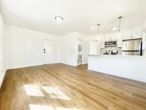 3015 London St in Los Angeles, CA - Building Photo - Building Photo