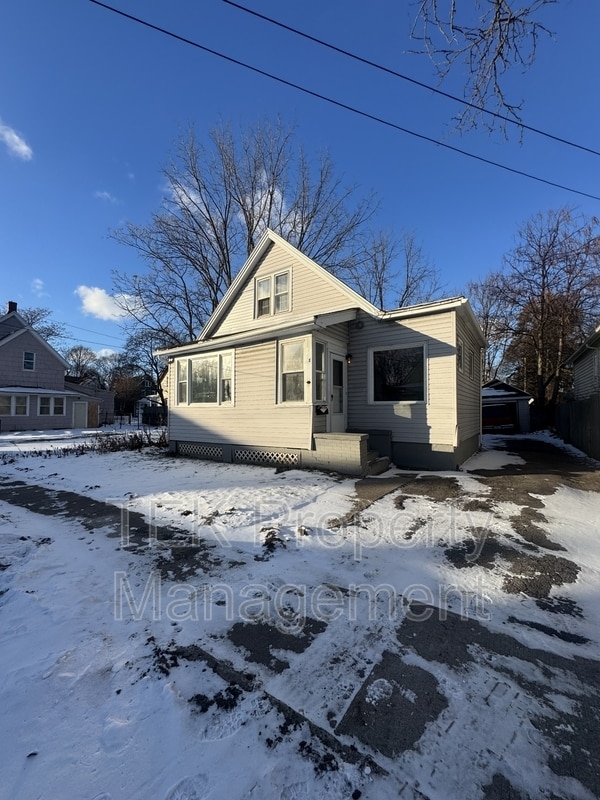 property at 8 Laurel St