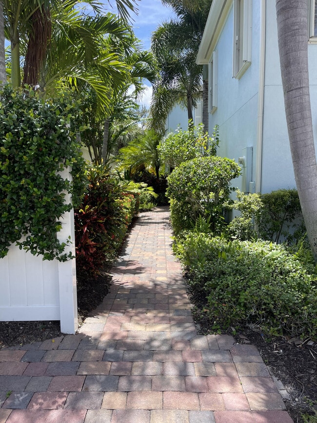 1833 Dakota Dr in Jupiter, FL - Building Photo - Building Photo